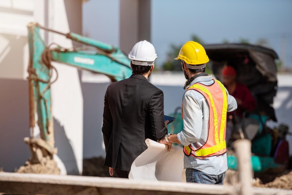 عامل بناء-مهندس-مهندس-عمل-معًا-موقع-موقع-البناء